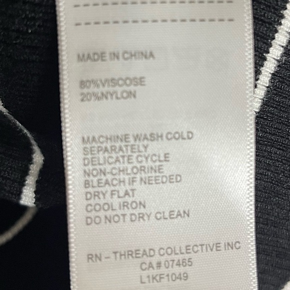 🖤 Laundry by Shelli Segal Ruffle Sleeve Striped Knit Top – Size M 🖤 - Picture 4 of 5